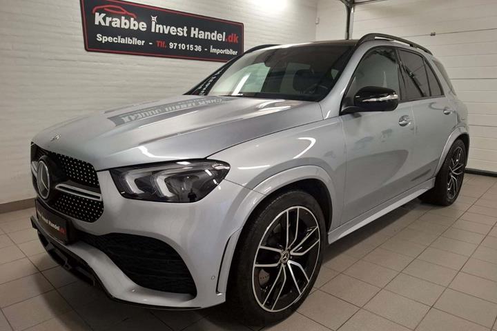 Sølv Mercedes GLE350 de fra 2022 set udefra