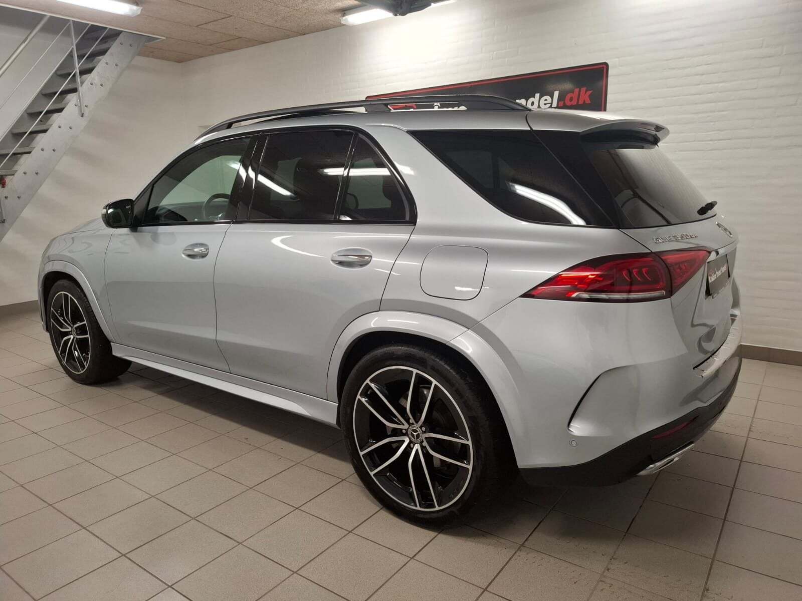Sølv Mercedes GLE350 de fra 2022