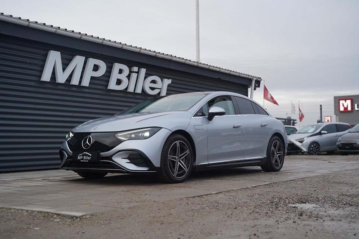 Sølv Mercedes EQE500 fra 2023 set udefra