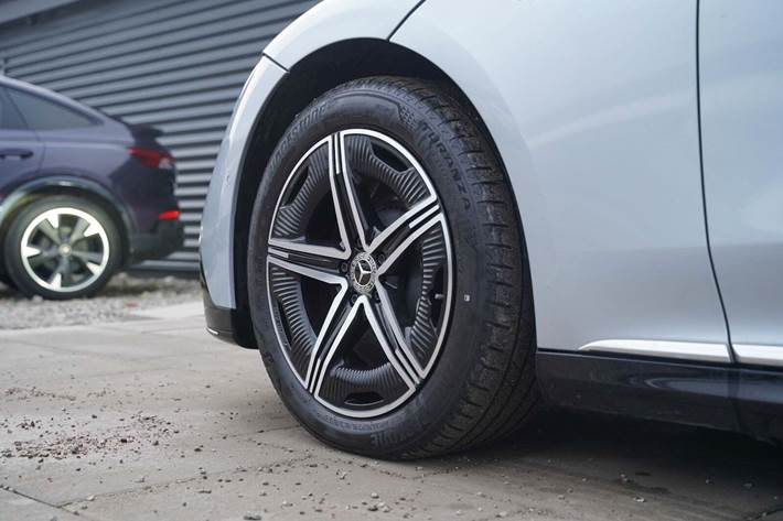 Sølv Mercedes EQE500 fra 2023 set udefra