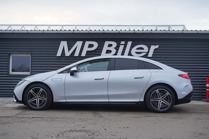 Sølv Mercedes EQE500 fra 2023 set udefra