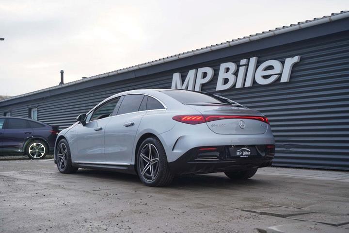 Sølv Mercedes EQE500 fra 2023 set udefra