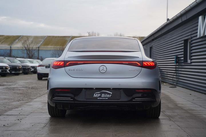 Sølv Mercedes EQE500 fra 2023 set udefra