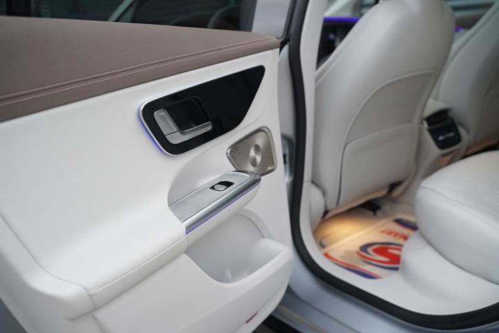 Sølv Mercedes EQE500 fra 2023 set indefra