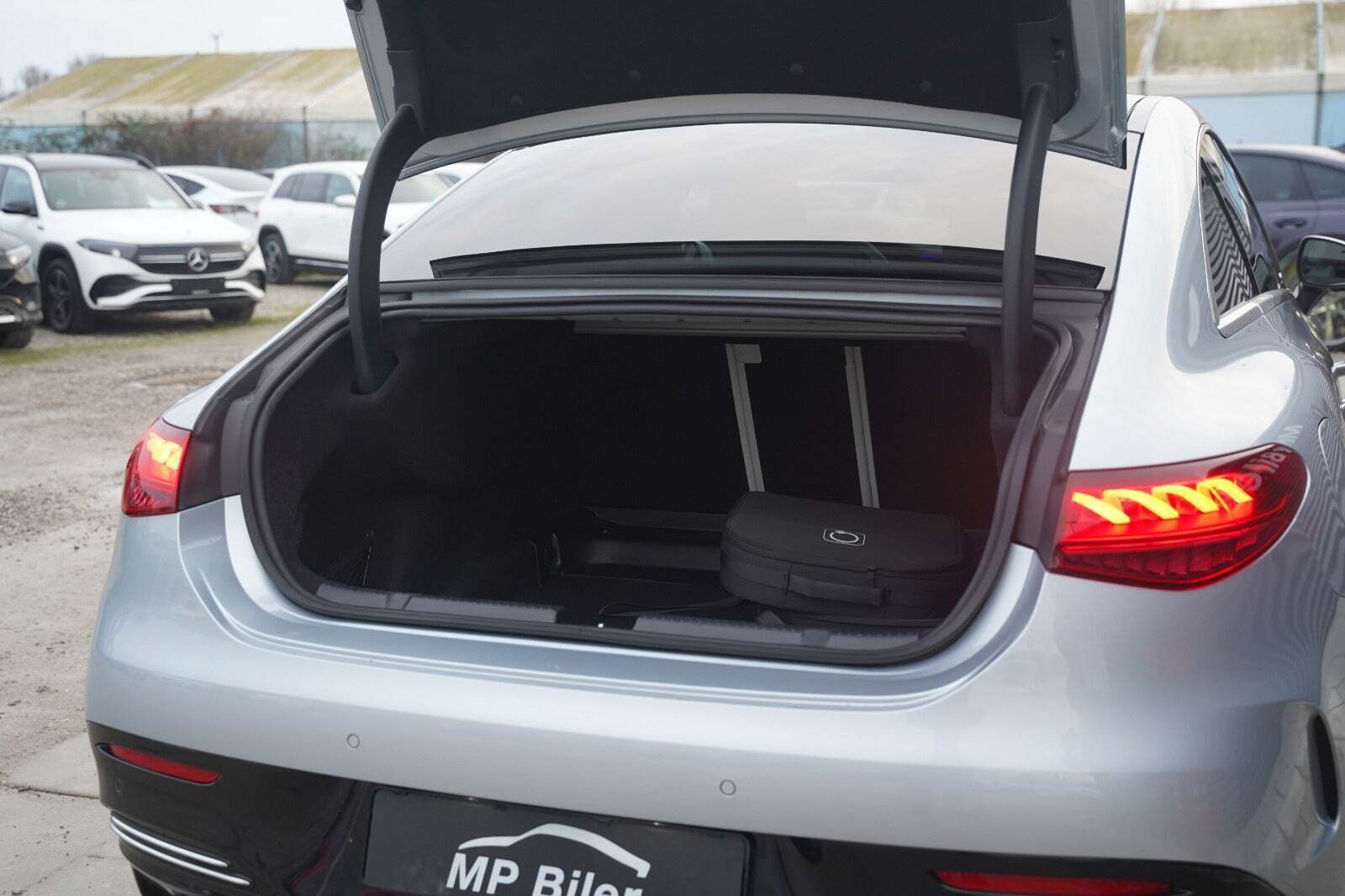 Sølv Mercedes EQE500 fra 2023