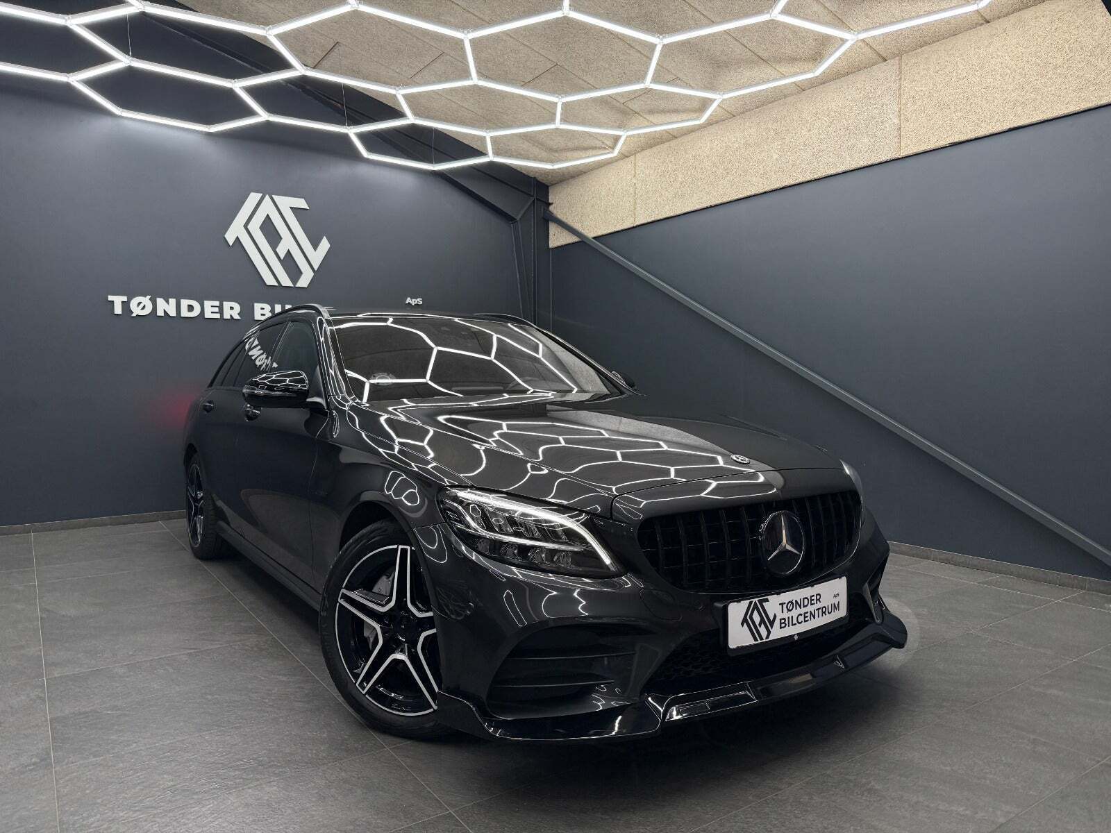 Grå Mercedes C300 de fra 2020