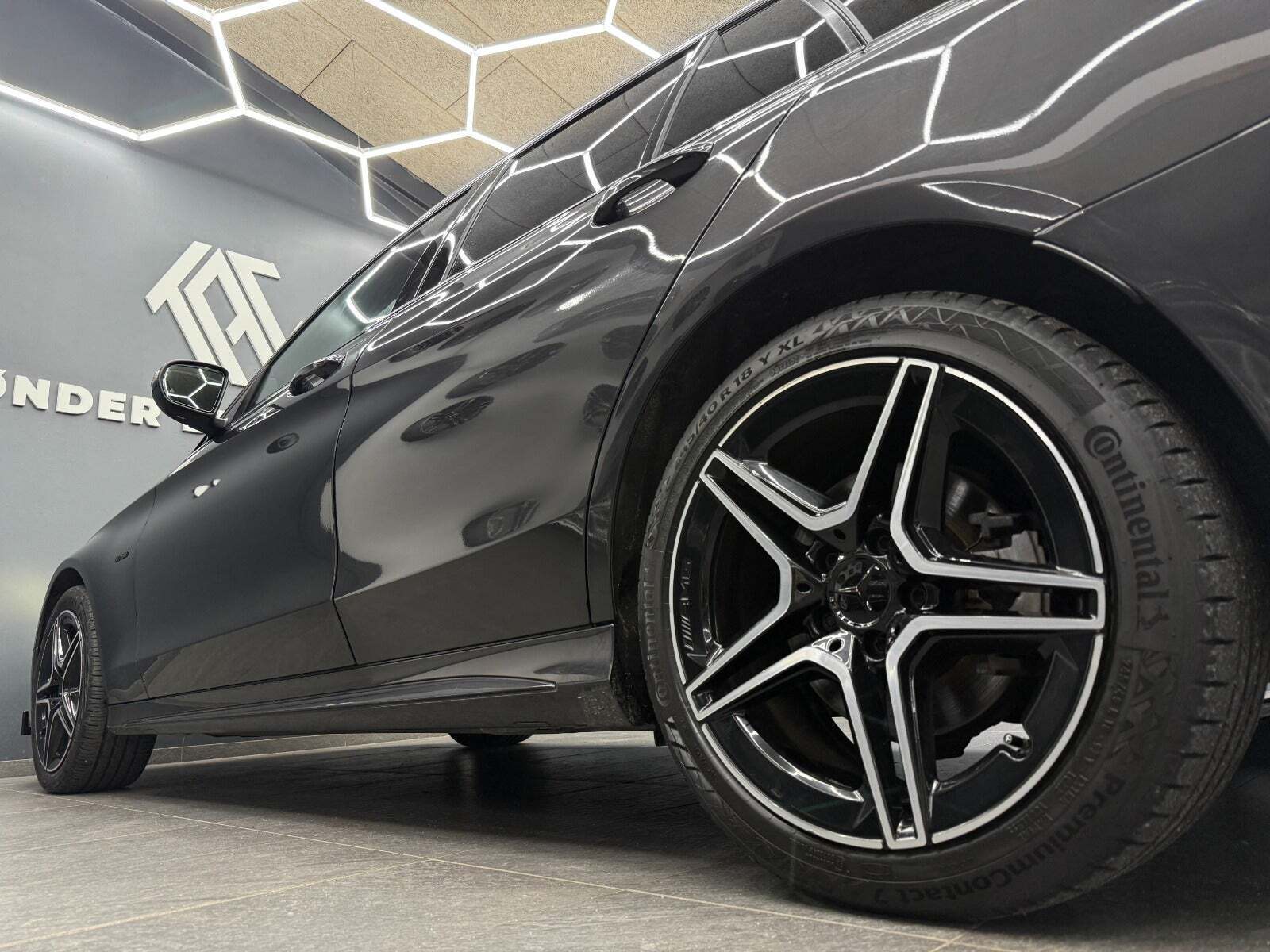 Grå Mercedes C300 de fra 2020