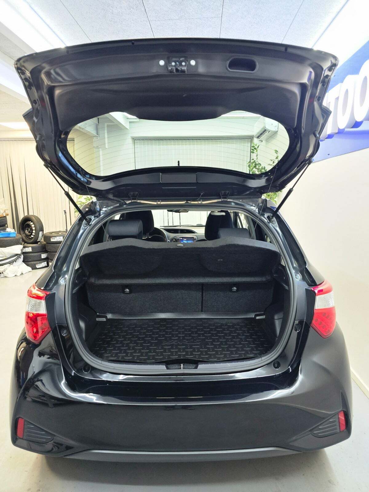 Sort Toyota Yaris fra 2018