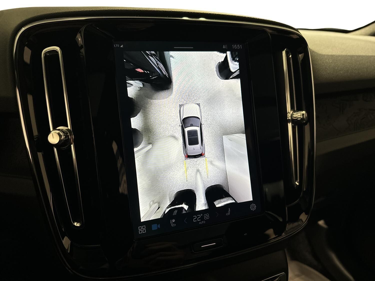 Grå Volvo EX40 fra 2025