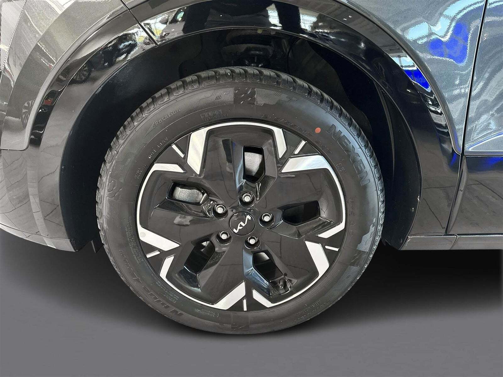 Grå Kia Niro fra 2023