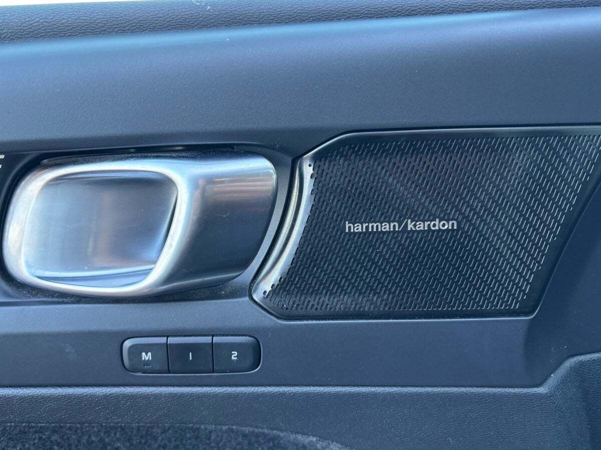 Blå Volvo XC40 fra 2022