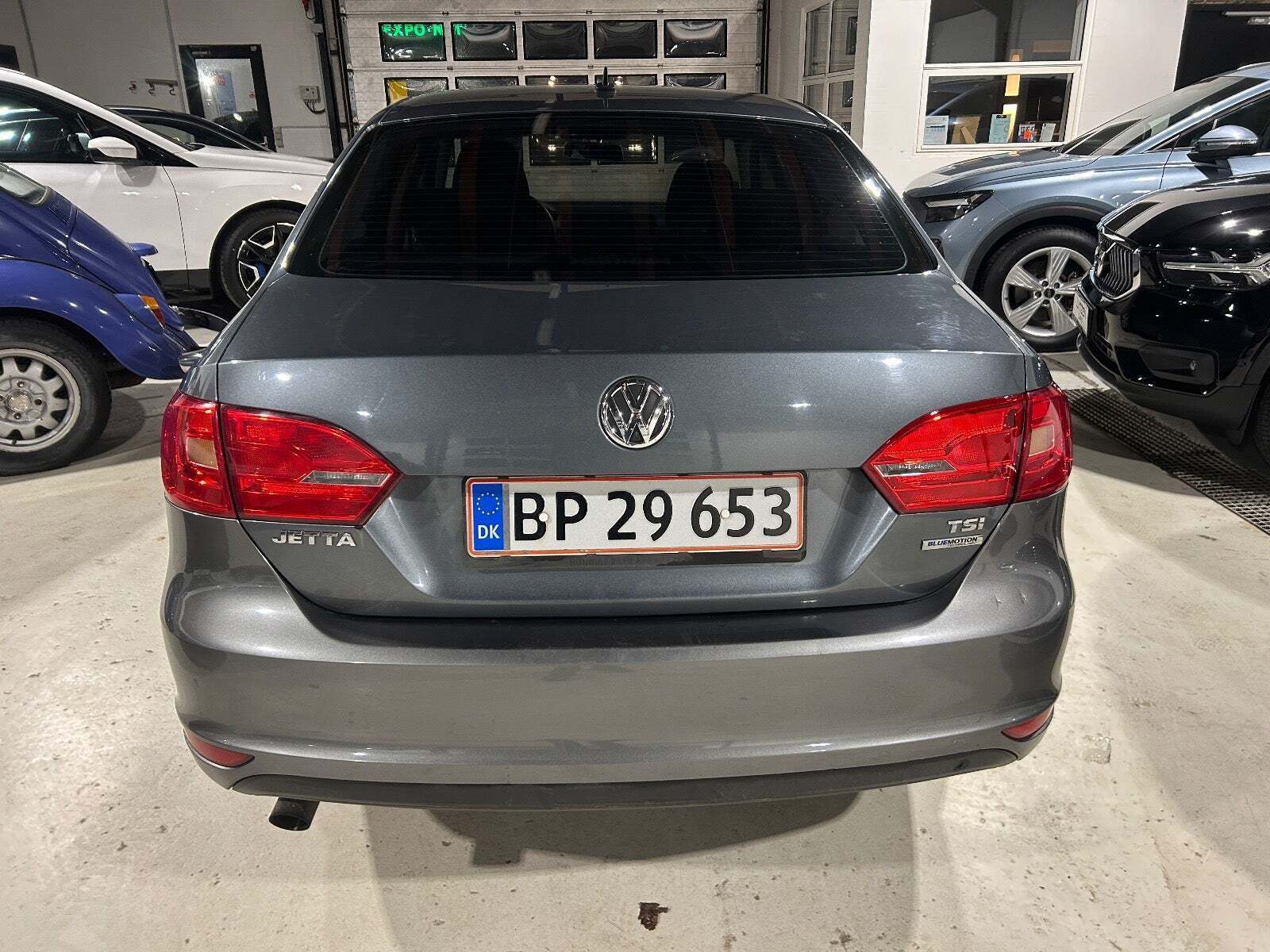 Grå VW Jetta fra 2011