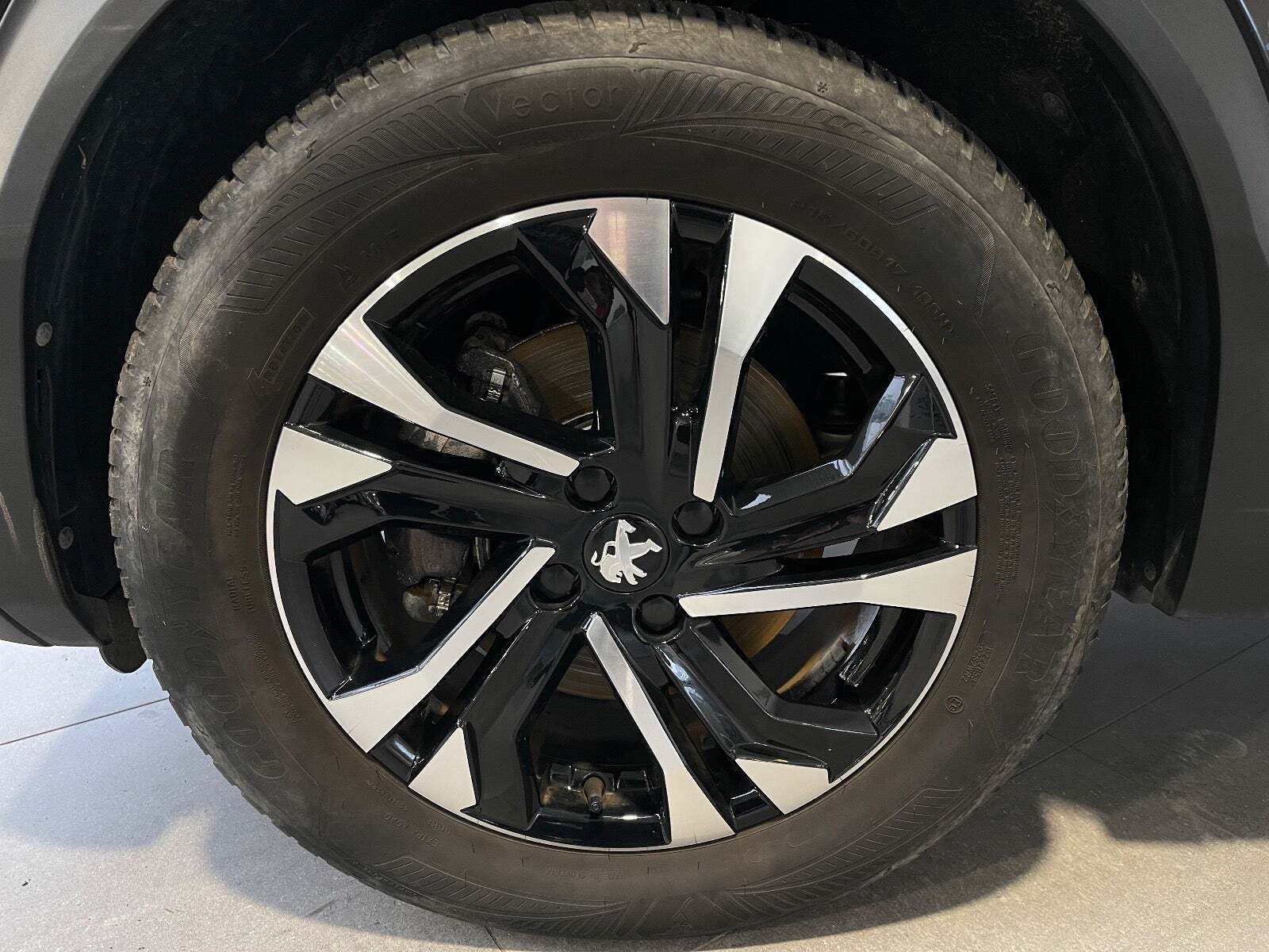 Sort Peugeot e-2008 fra 2023