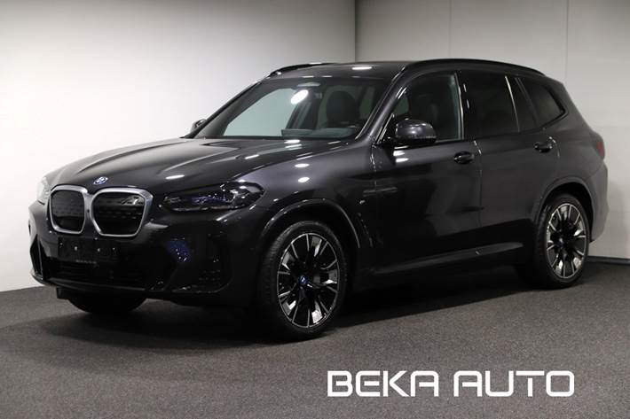 Grå BMW iX3 fra 2023 set udefra