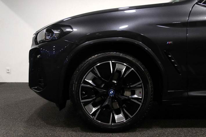 Grå BMW iX3 fra 2023