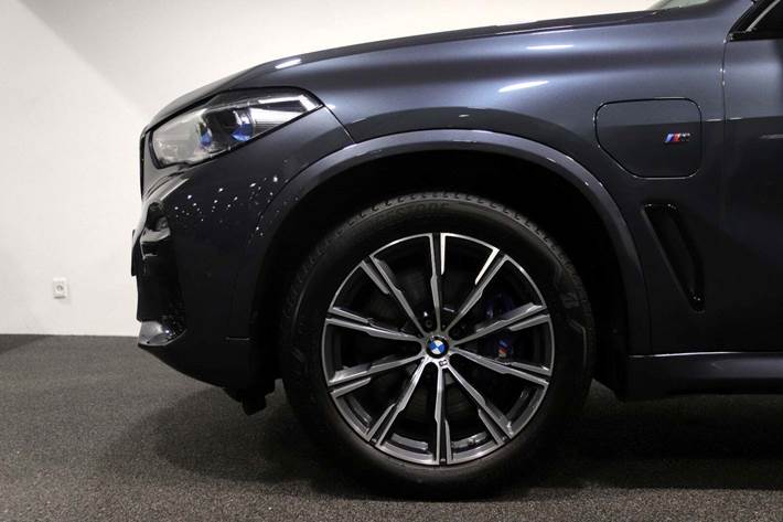 Grå BMW X5 fra 2021