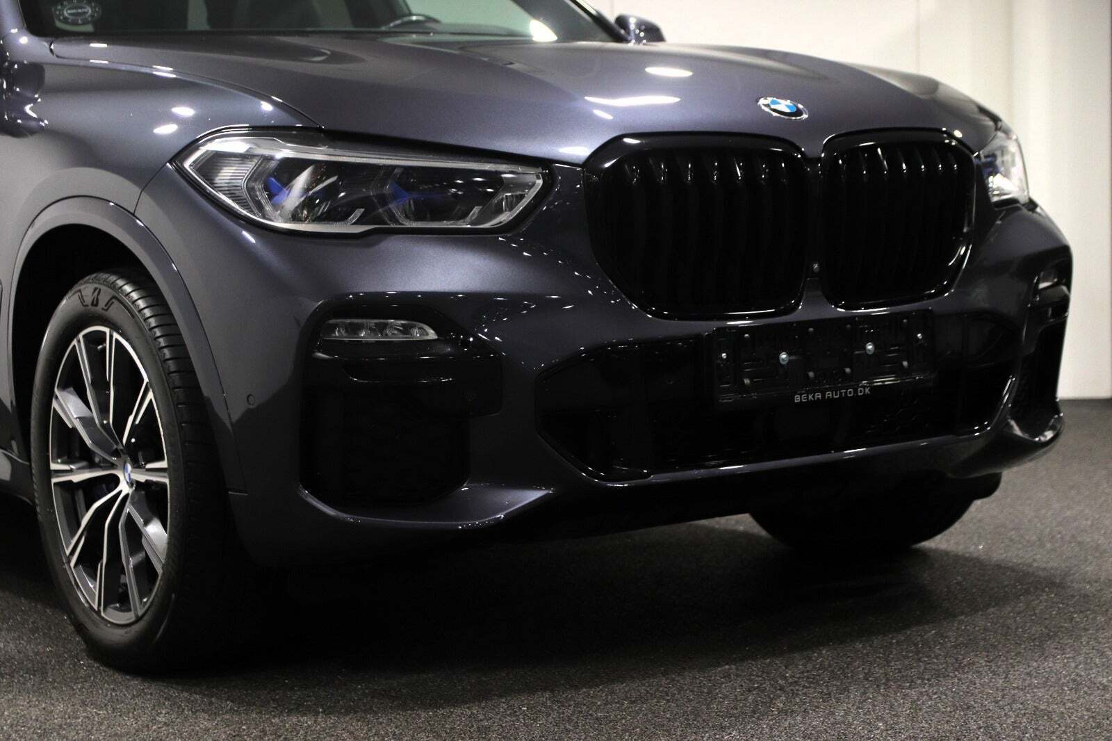 Grå BMW X5 fra 2021