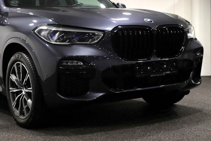 Grå BMW X5 fra 2021