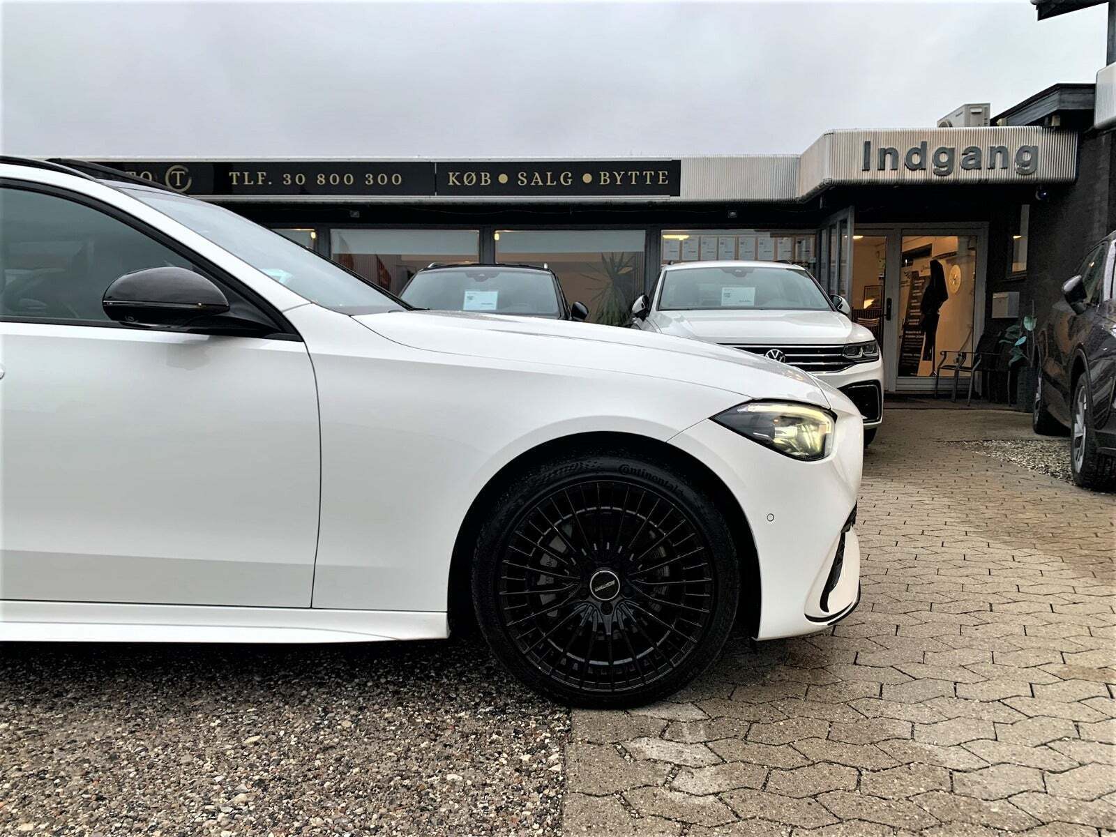 Hvid Mercedes C300 e fra 2023