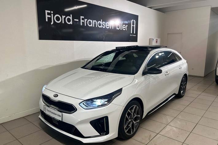 Hvid Kia ProCeed fra 2021 set udefra