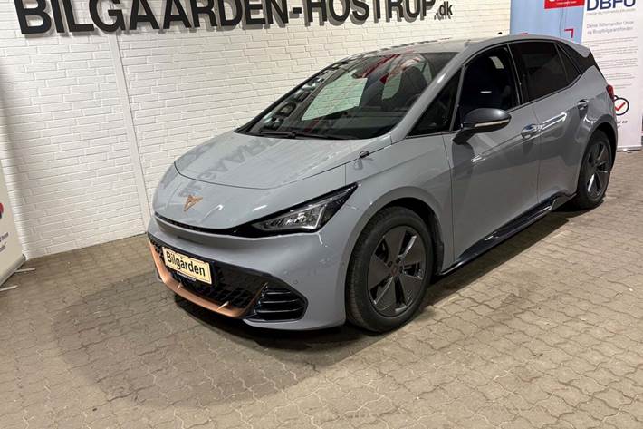 Grå Cupra Born fra 2022 set udefra