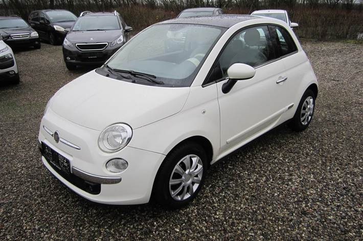 Hvid Fiat 500 fra 2011 set udefra