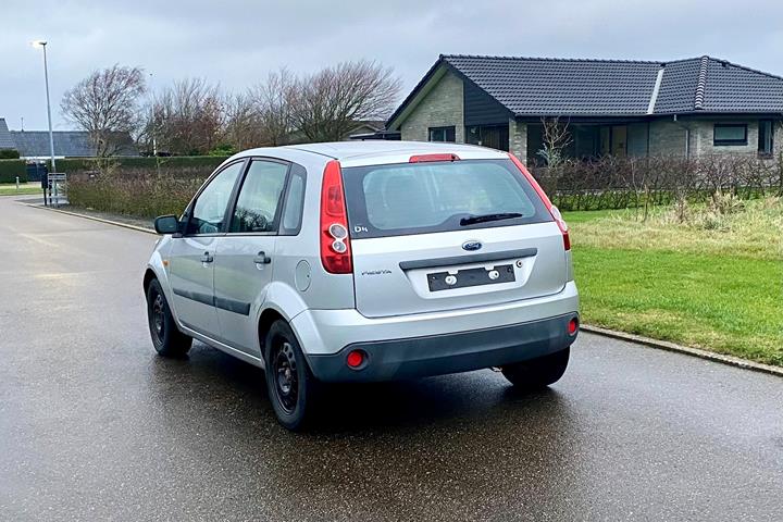 Sølv Ford Fiesta fra 2007