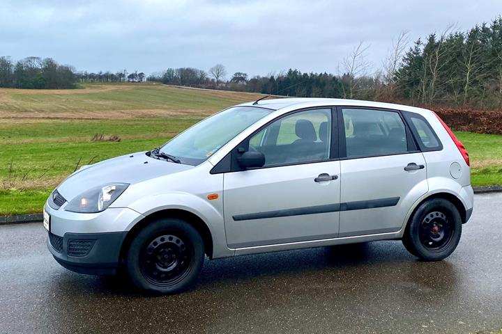 Sølv Ford Fiesta fra 2007