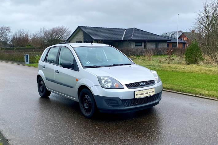 Sølv Ford Fiesta fra 2007
