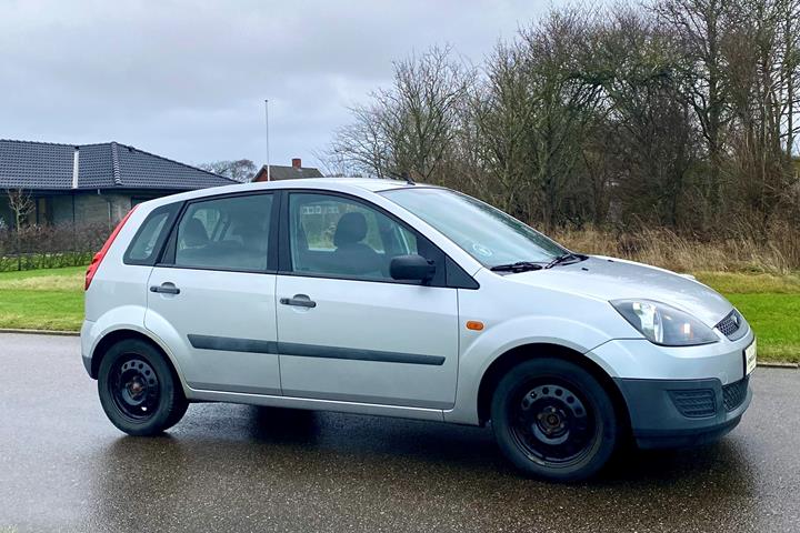 Sølv Ford Fiesta fra 2007