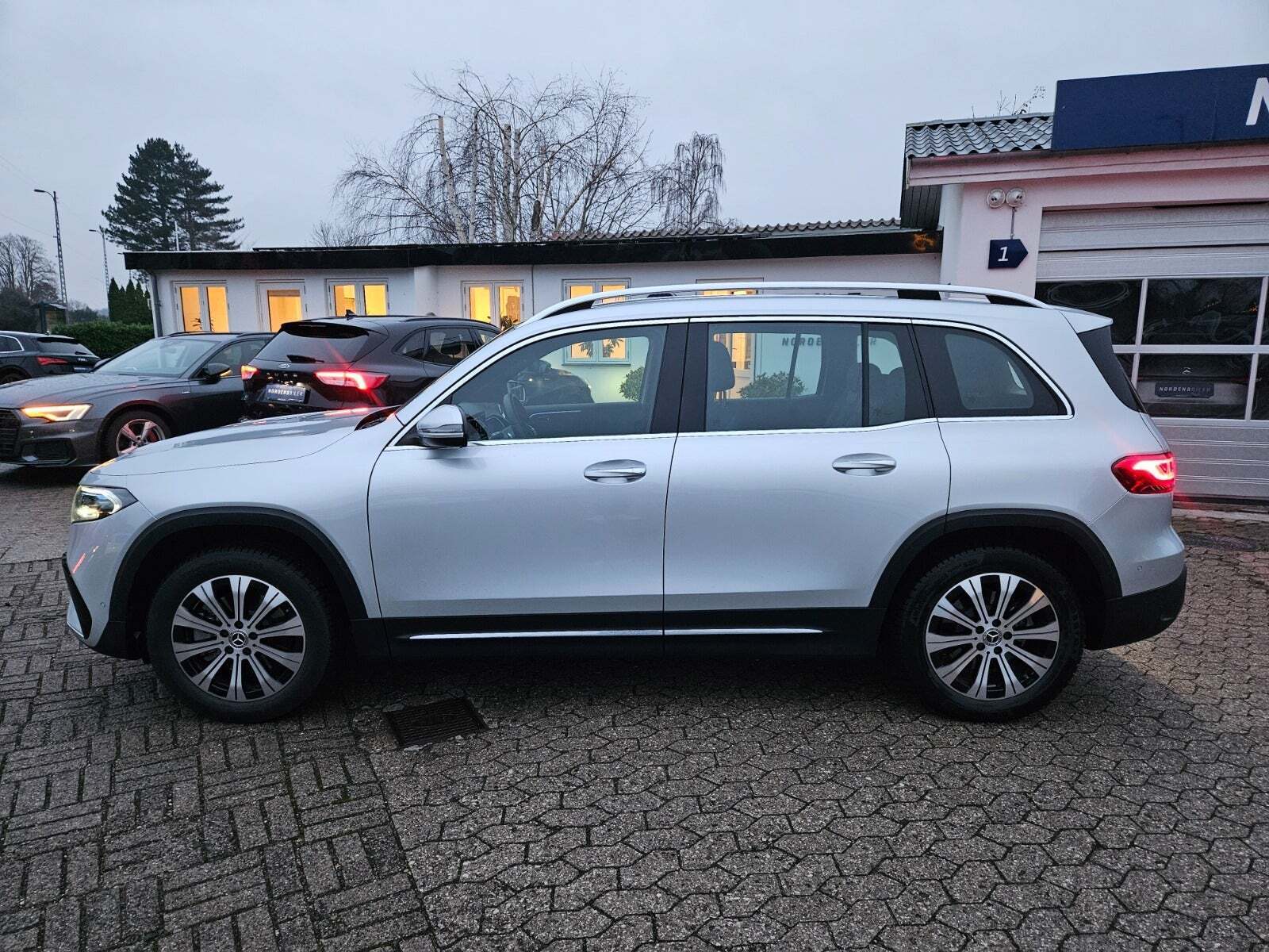 Sølv Mercedes EQB250 fra 2023