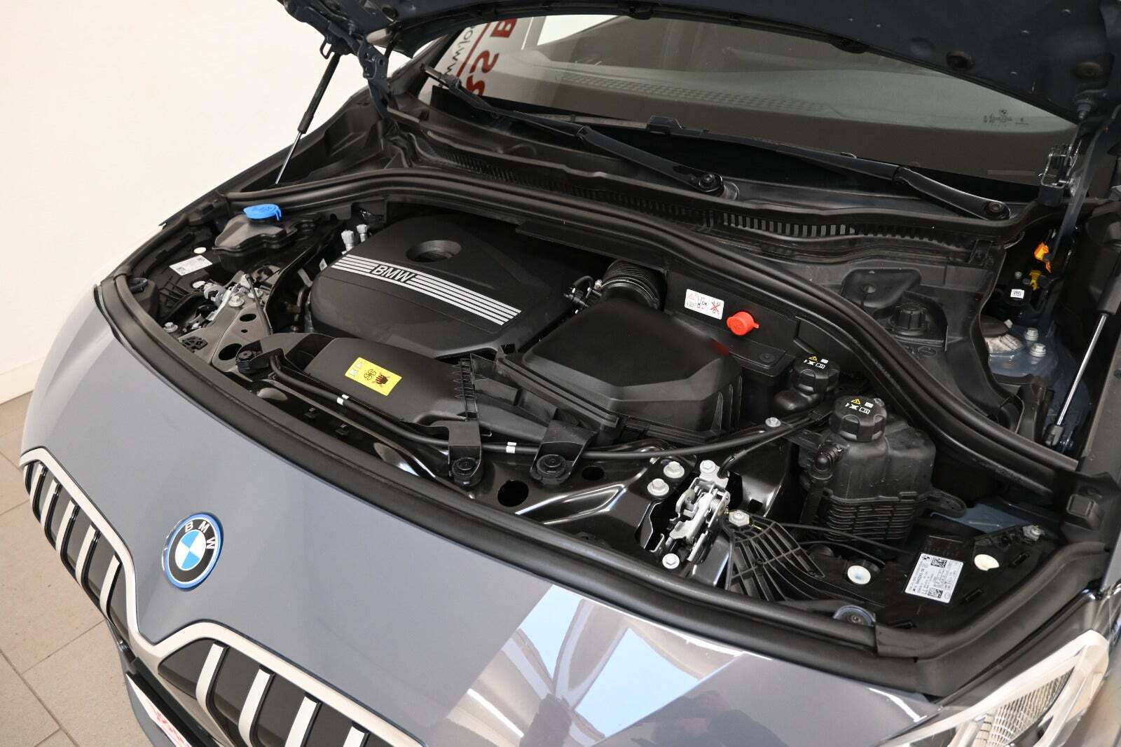 Grå BMW 225e fra 2023