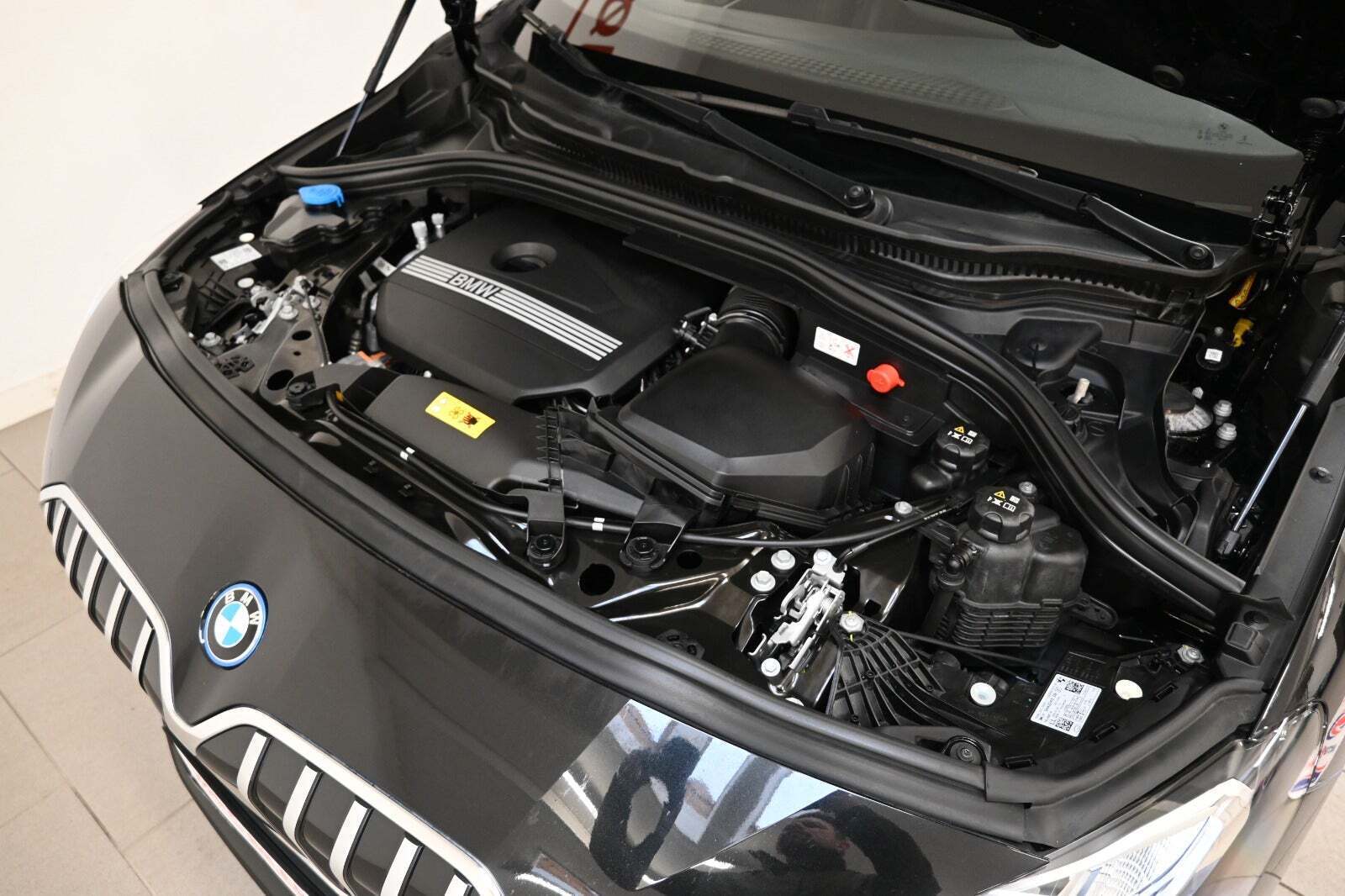 Sort BMW 225e fra 2023