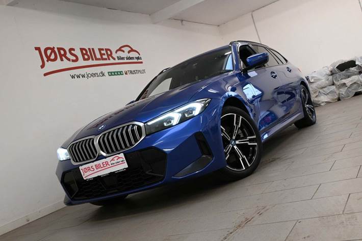 Blå BMW 320e fra 2023 set udefra