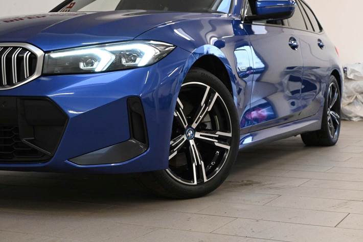 Blå BMW 320e fra 2023
