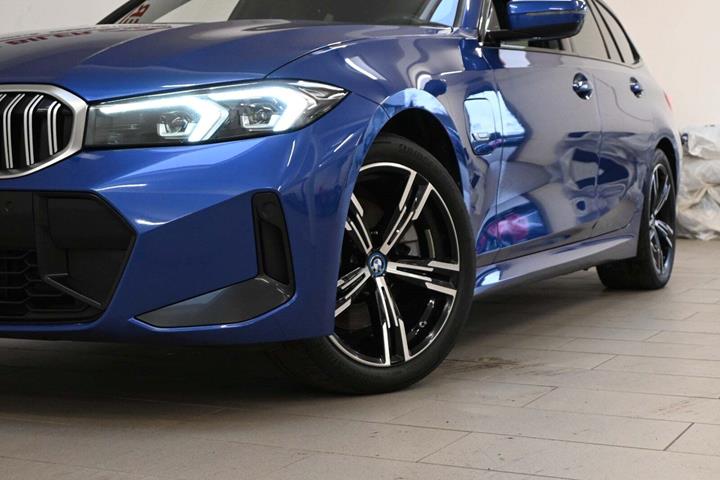 Blå BMW 320e fra 2023