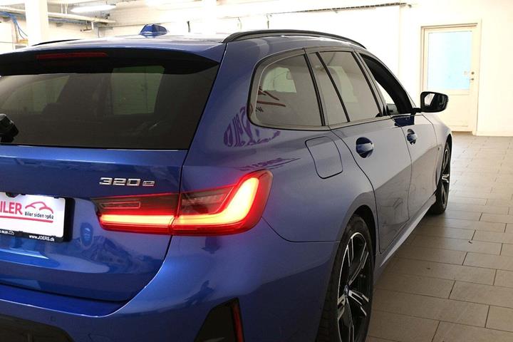 Blå BMW 320e fra 2023