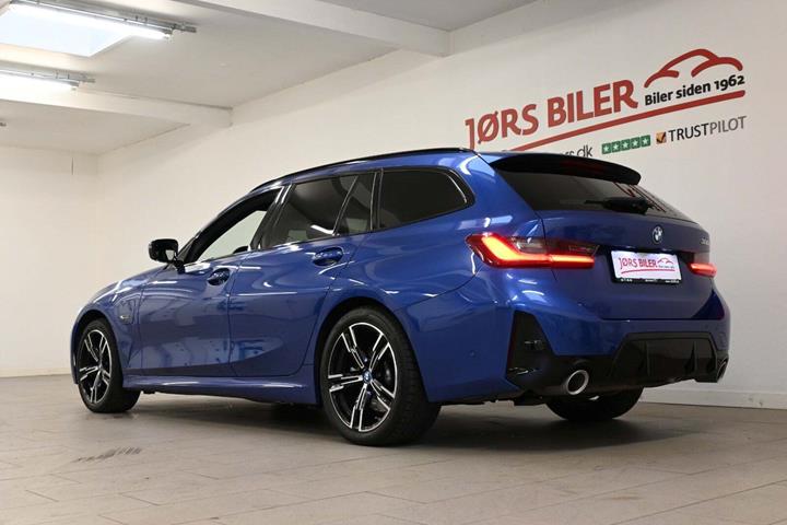 Blå BMW 320e fra 2023