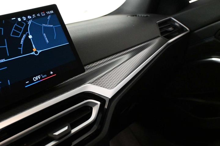 Blå BMW 320e fra 2023