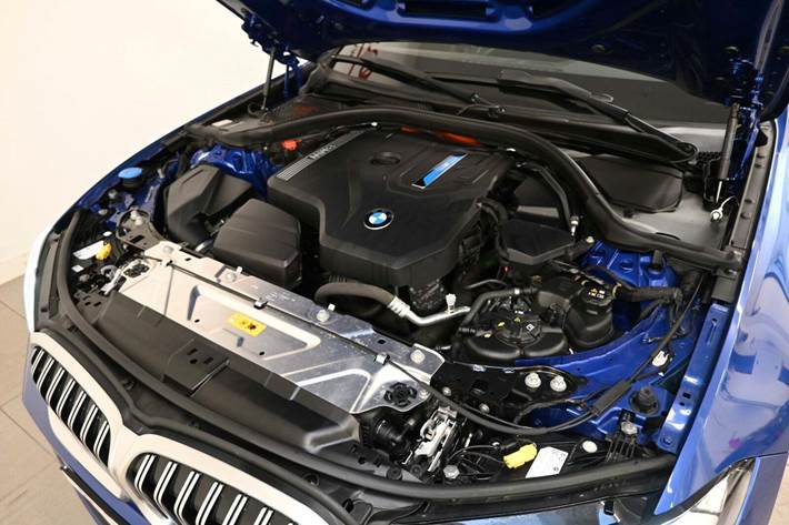 Blå BMW 320e fra 2023