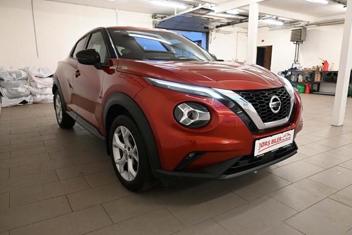 Rød Nissan Juke fra 2020 set udefra