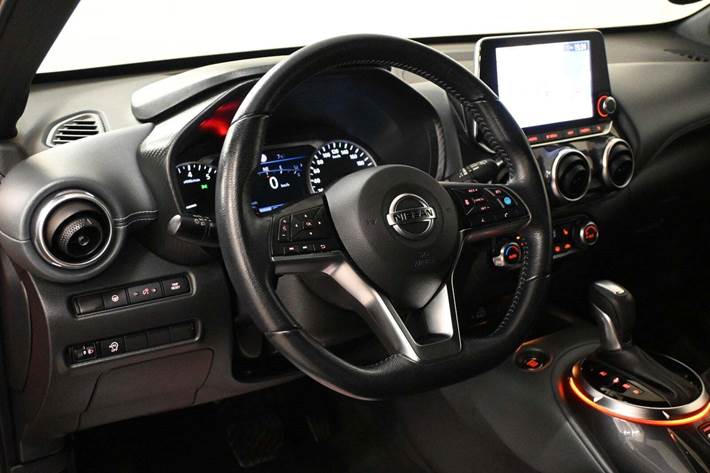 Rød Nissan Juke fra 2020 set indefra