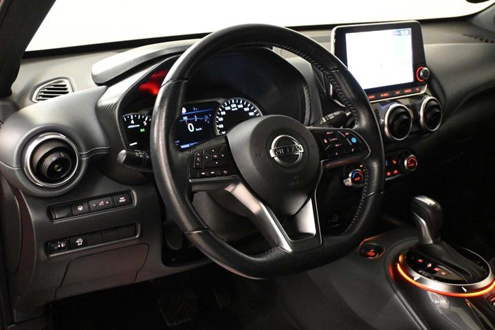 Rød Nissan Juke fra 2020 set indefra