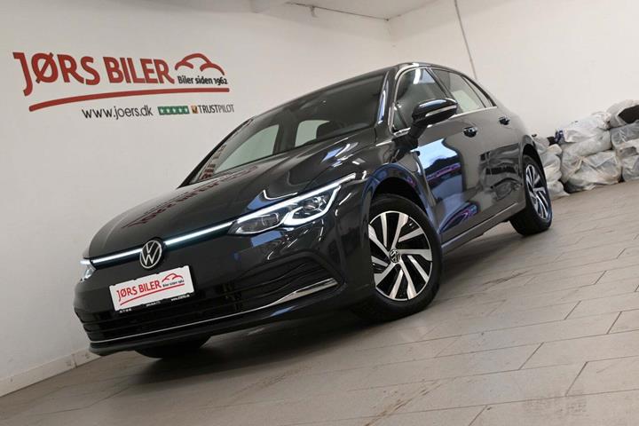 Grå VW Golf VIII fra 2020 set udefra
