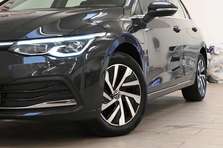 Grå VW Golf VIII fra 2020