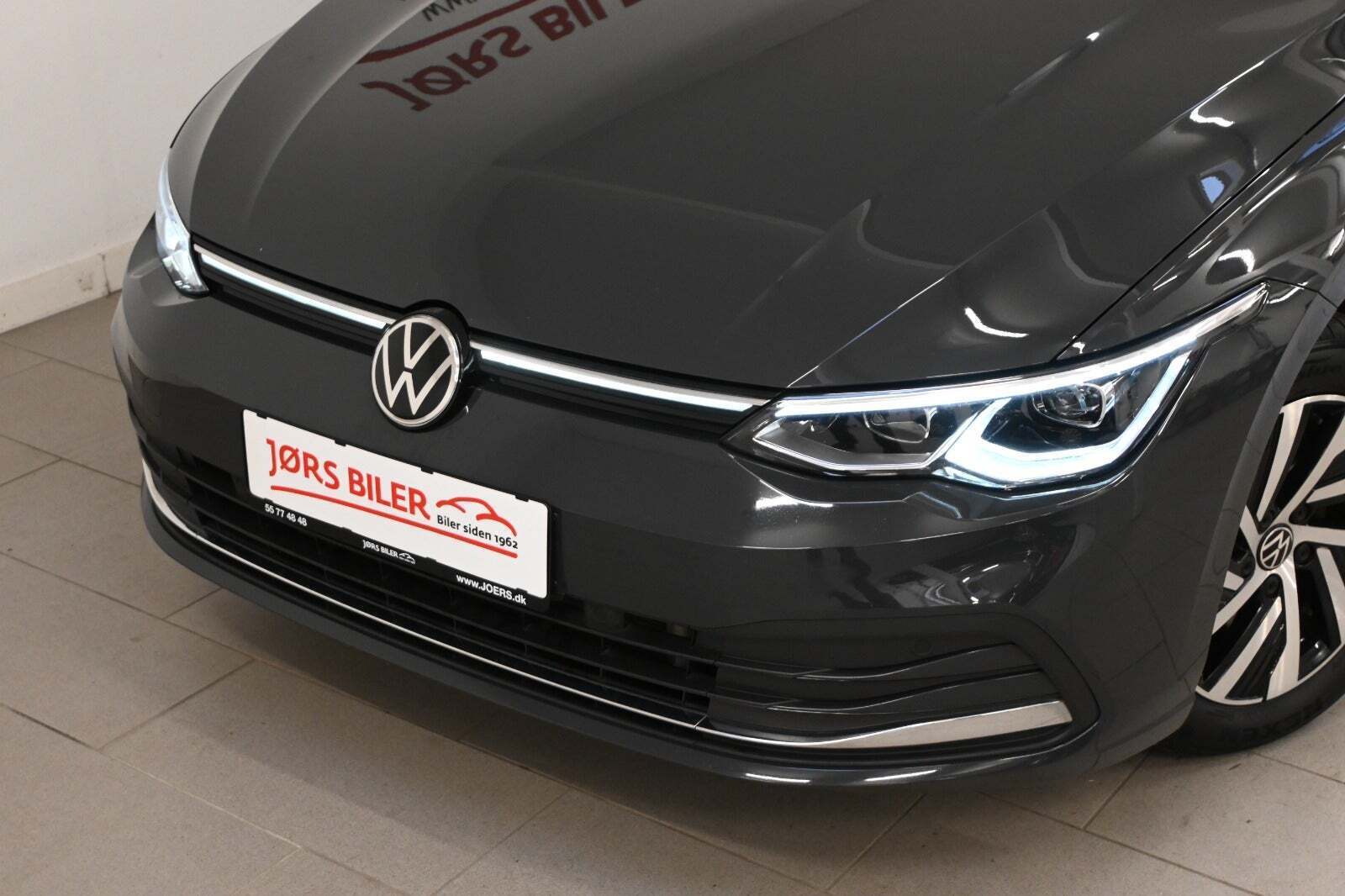 Grå VW Golf VIII fra 2020
