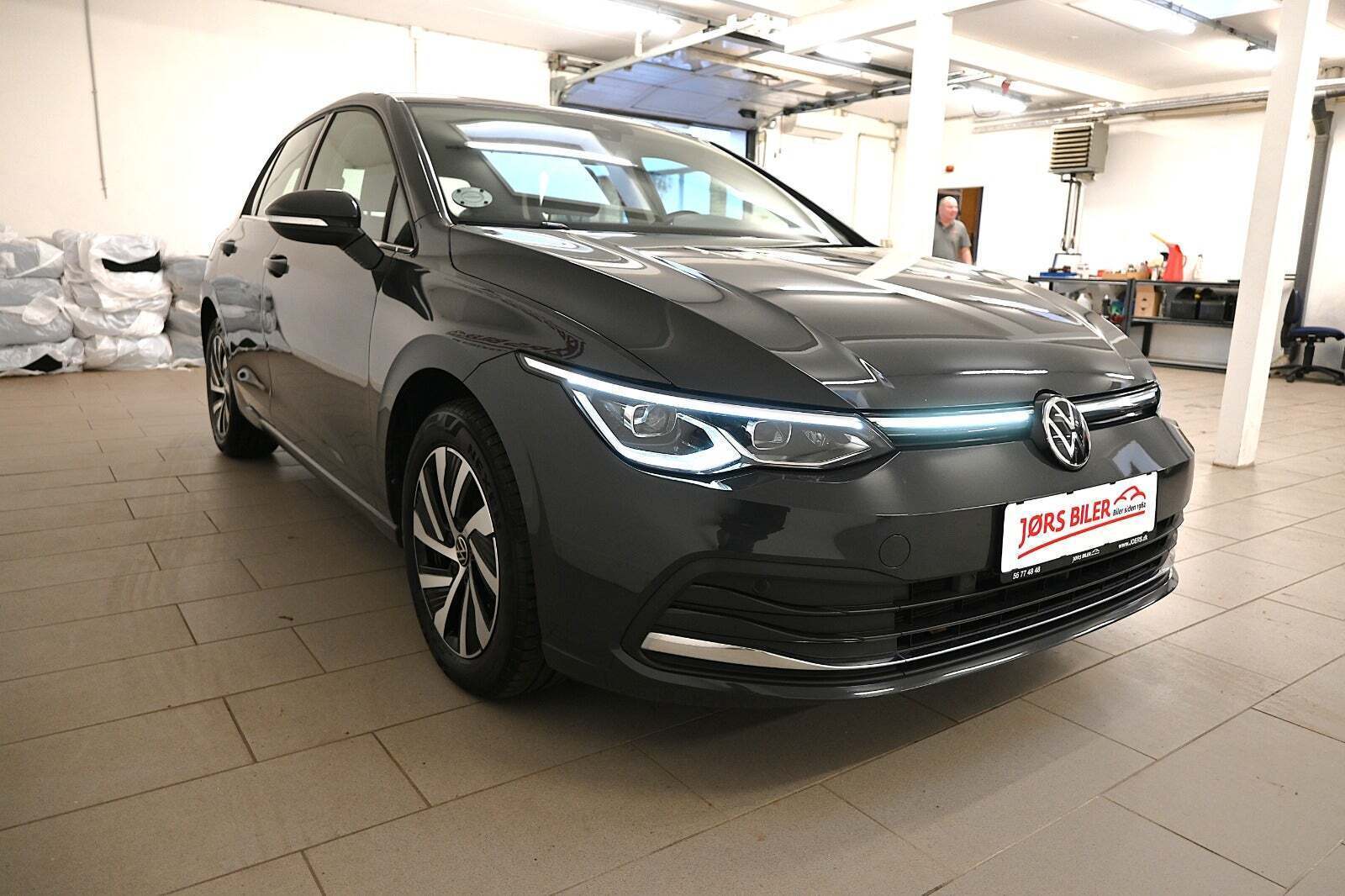 Grå VW Golf VIII fra 2020