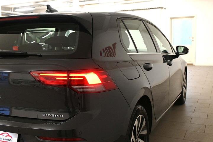 Grå VW Golf VIII fra 2020