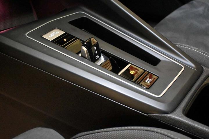 Grå VW Golf VIII fra 2020