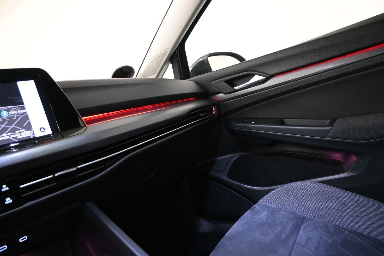 Grå VW Golf VIII fra 2020